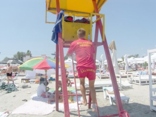 Salvamarii au ajuns să culeagă femeile bete criţă de pe plaja Modern